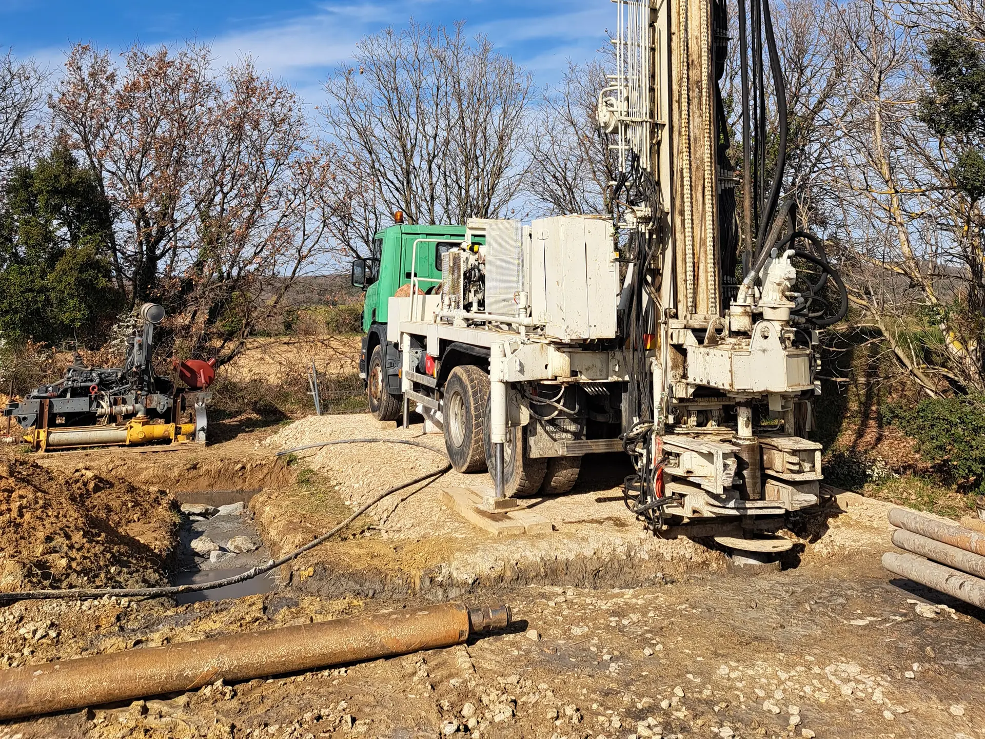 Forage pour vigne avec pompe immergée, station de filtration et variateur de vitesse dans container